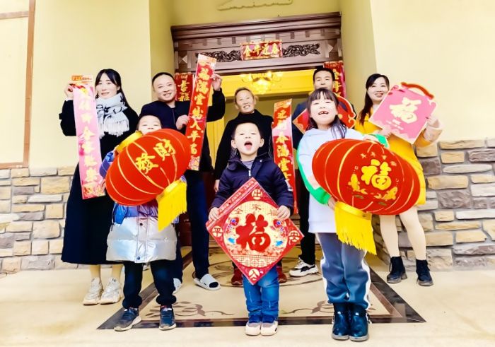 一起照全家福。
