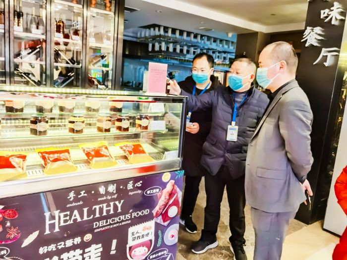 街道联合食药所检查辖区食品药品安全。
