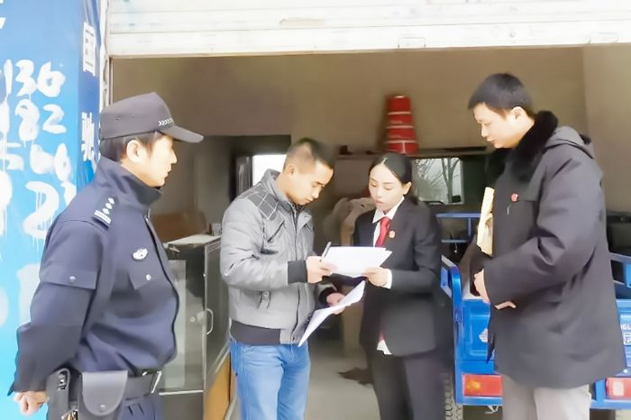 ◀刘芯妍（左三）与同事向当事人送达人身安全保护令。
