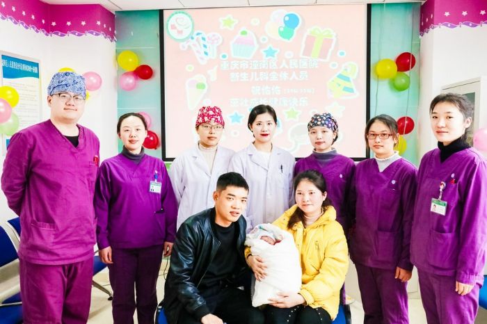 医务人员为佑佑举办“出院Party”。
