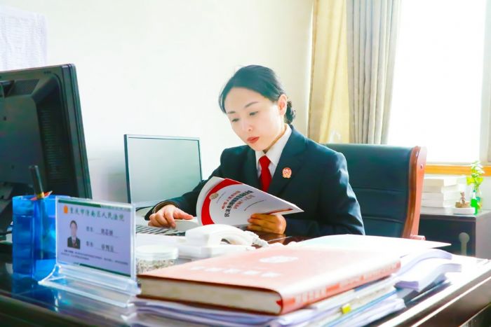 刘芯妍在认真工作。
