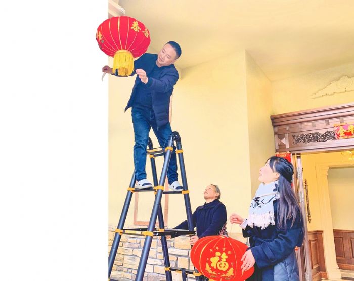 挂灯笼。
