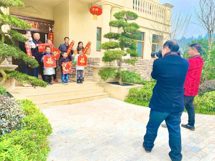 照全家福。
