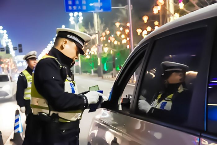 交巡警除夕夜执勤。
