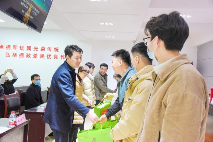 ▲发放新春礼包。

