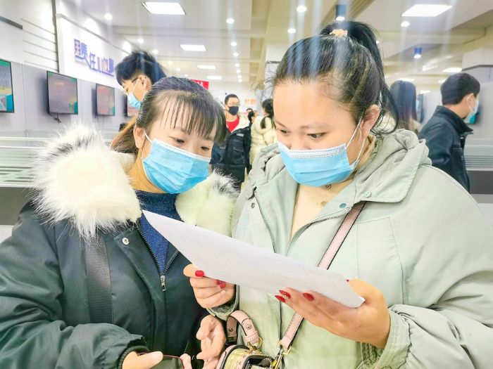 市民在招聘会上了解企业岗位。
