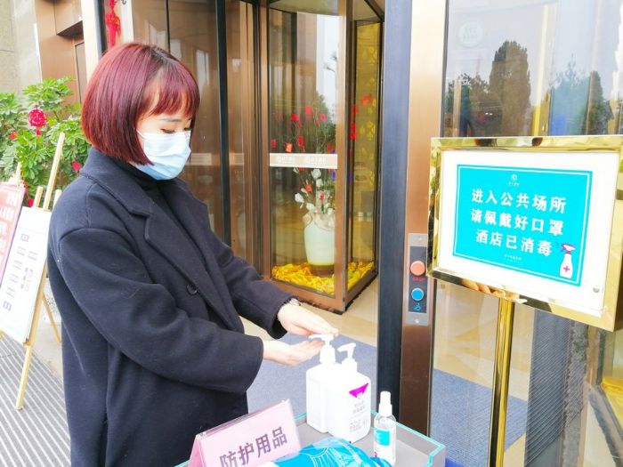 客人进入酒店前进行手部消毒。
