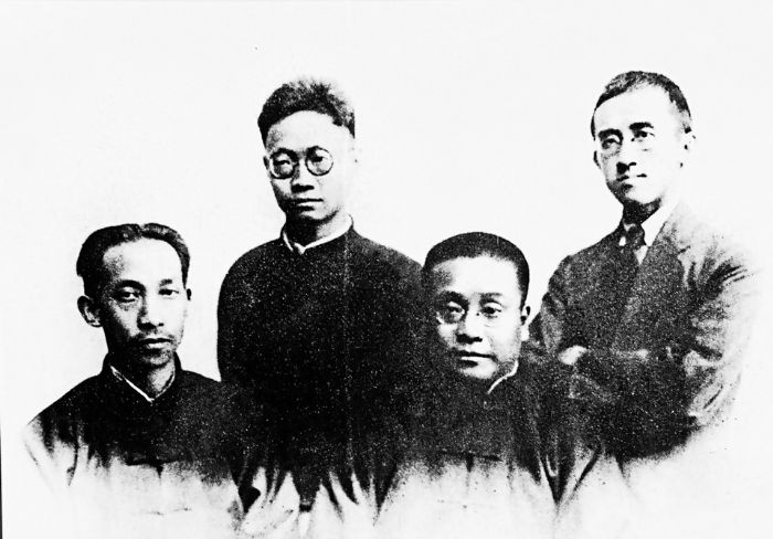 四川共产主义先驱：吴玉章（左一）杨闇公（右一、）童庸生（左二。）
