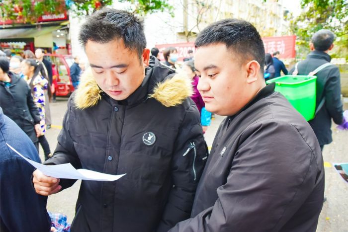 求职者了解招聘岗位和培训信息。
