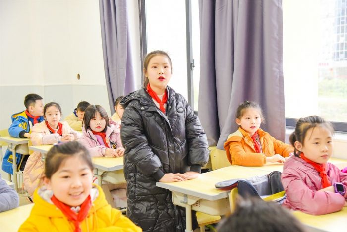 班会上分享党史故事。
