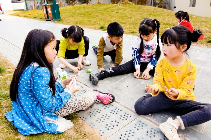 孩子们在公园玩耍。
