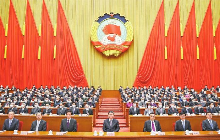 　　3月4日，中国人民政治协商会议第十三届全国委员会第四次会议在北京人民大会堂开幕。这是习近平、李克强、栗战书、王沪宁、赵乐际、韩正、王岐山在主席台就座，汪洋代表政协第十三届全国委员会常务委员会向大会报告工作。 新华社记者鞠鹏摄
