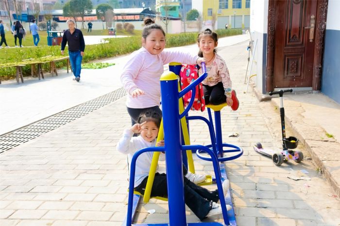 孩子们利用健身器材锻炼身体。
