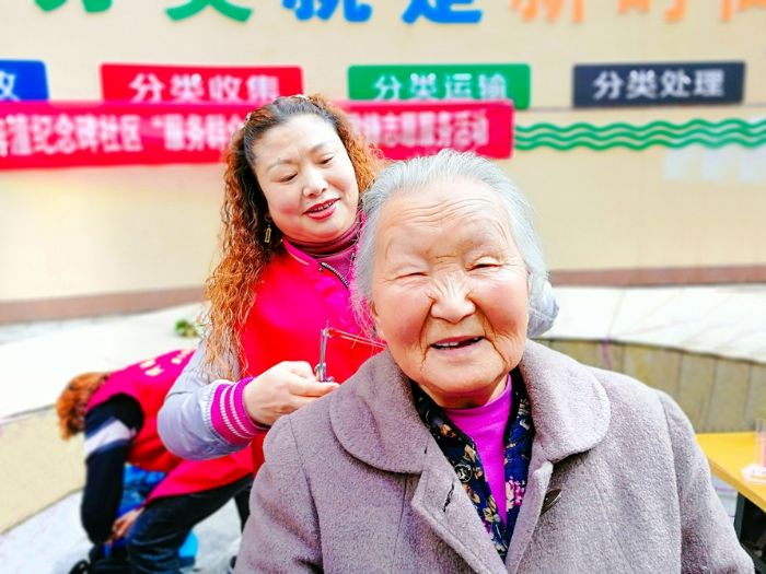 志愿者义务为社区居民剪头发。
