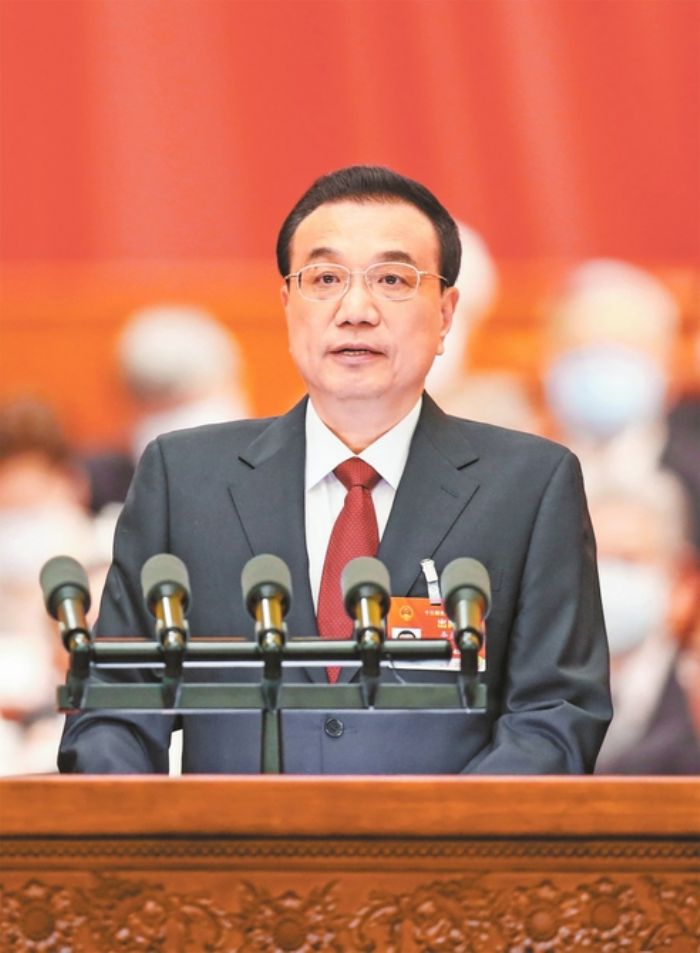 　　国务院总理李克强代表国务院向大会作政府工作报告。 新华社记者丁林摄
