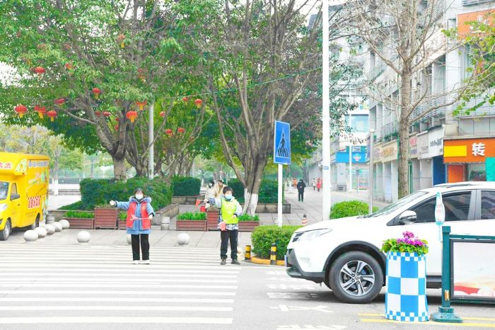 志愿者提示车辆文明礼让。
