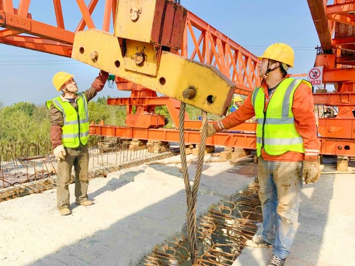 　　3月9日，潼南工业园区连接田家镇道路施工现场，工人们在进行2标段控制性工程浦江河桥的梁板预制与安装施工。
