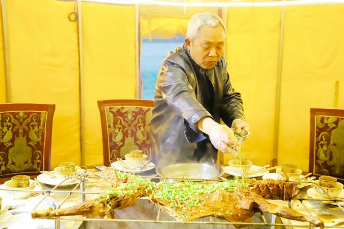 美味烤全羊。
