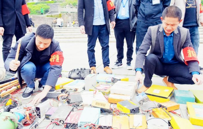 集中销毁非法渔具。
