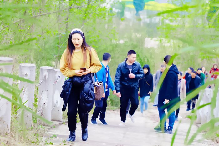 徒步登山。
