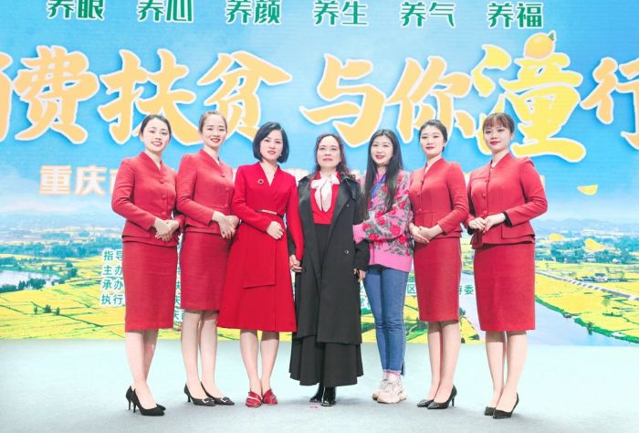佳映公司巾帼合影。
