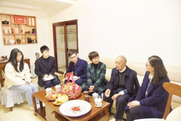 部分党员与邓心敏一起交流学党史心得。
