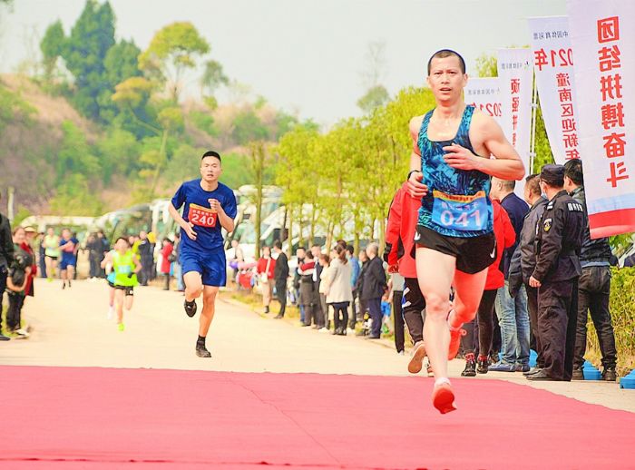 登高比赛活动中选手们激烈角逐。
