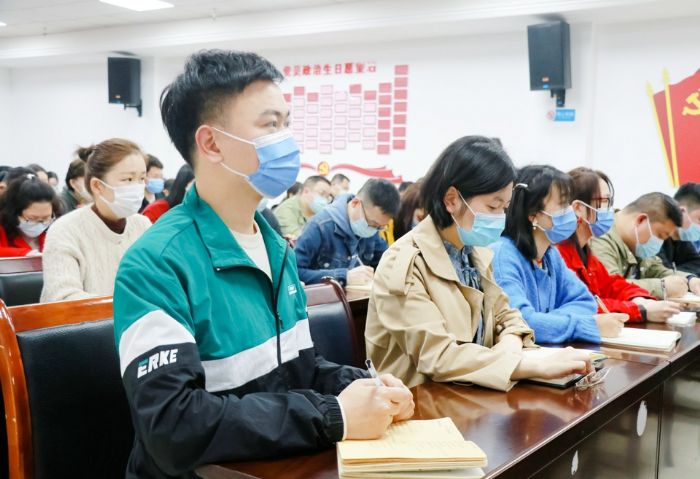 　　区融媒体中心（区传媒集团）召开干部职工大会，传达学习贯彻习近平总书记重要讲话精神和全国两会精神。

