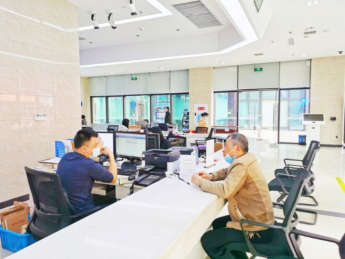 市民在政务服务大厅人社窗口办理相关业务。
