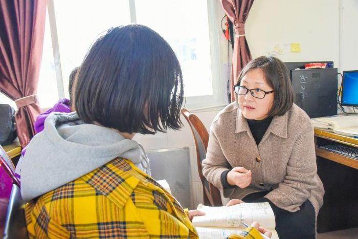 课后辅导学生，帮助孩子进步。
