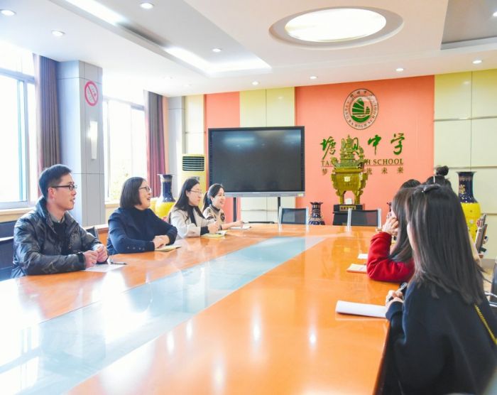 开展教研活动，帮助青年教师成长。
