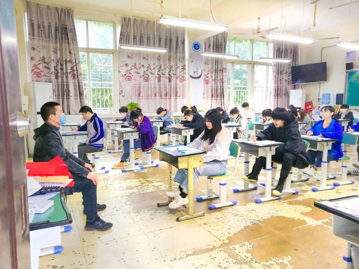 考场内，考生奋笔疾书。
