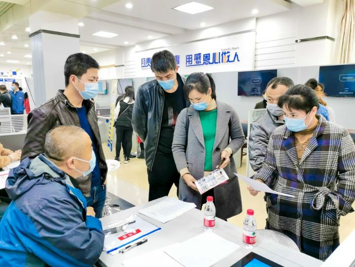 群众在招聘现场咨询就业岗位。
