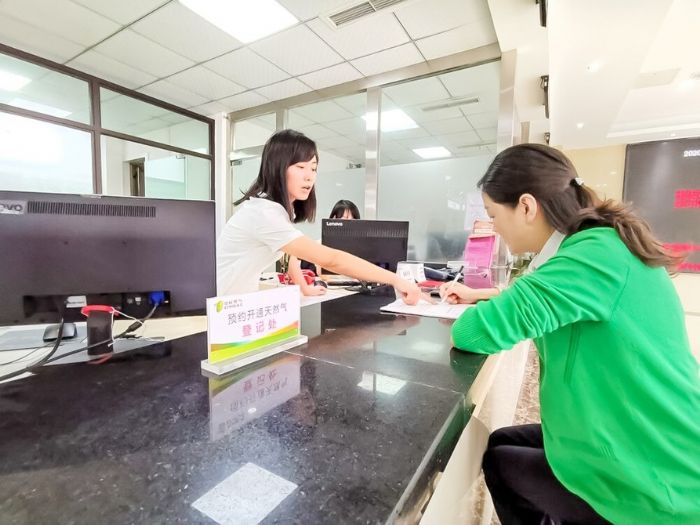 指导市民开户登记。
