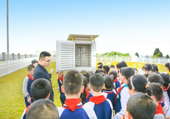 气象工作人员为同学们讲解百叶箱的原理。
