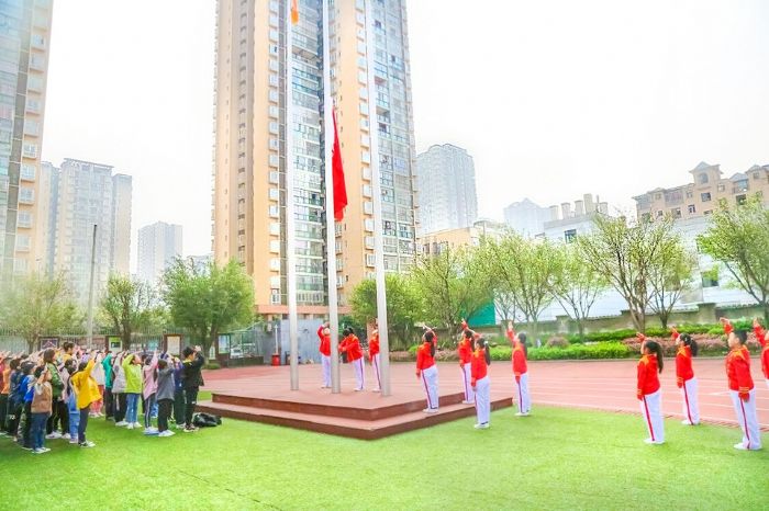 举行升旗仪式，凝聚爱国情怀。
