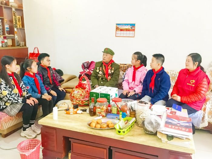 少工委小讲师们听革命前辈讲红色故事。
