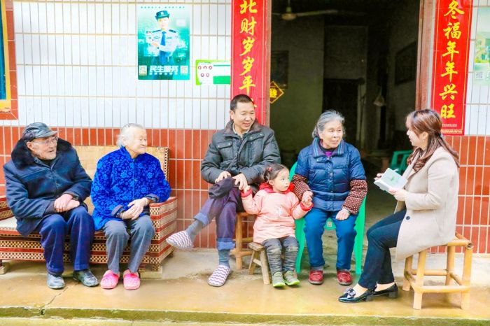 李晓玉在村民家走访。

