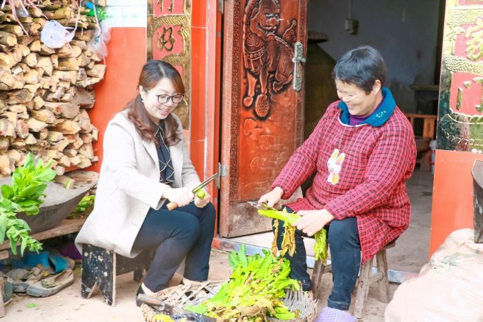 李晓玉与村民倾心交流。
