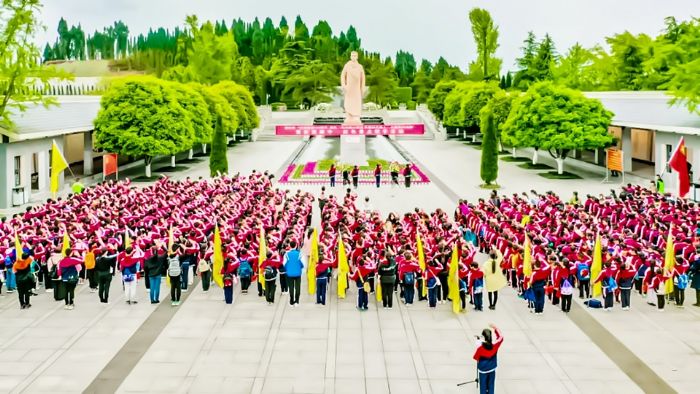 师生缅怀杨闇公烈士。
