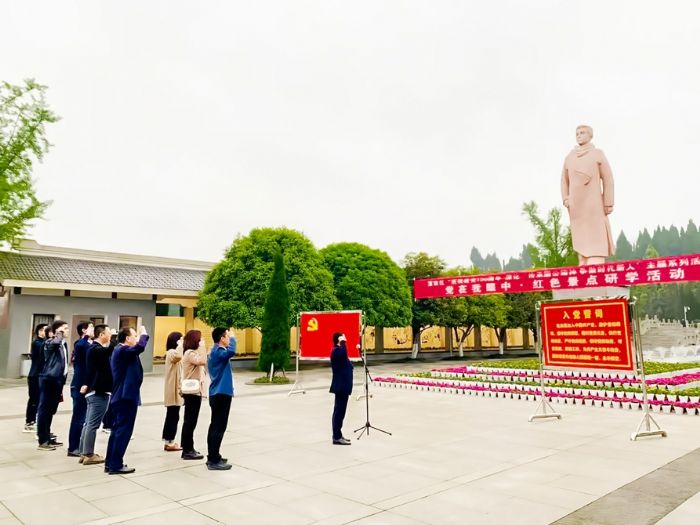 党员重温入党誓词。
