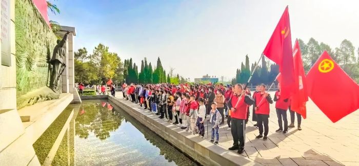 祭扫现场的缅怀仪式。
