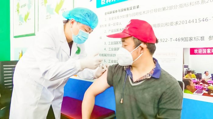 医务工作者为群众接种疫苗。

