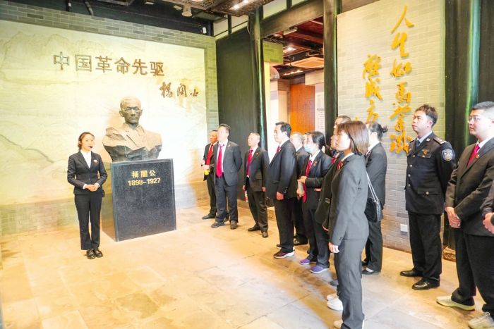 学习革命先驱事迹。
