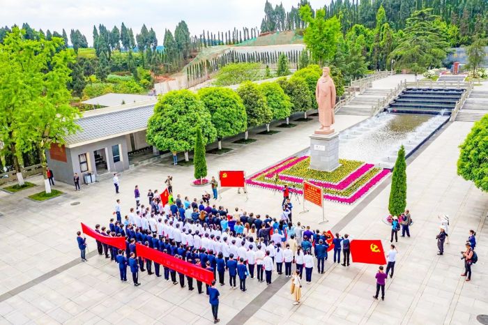 重温入党誓词。
