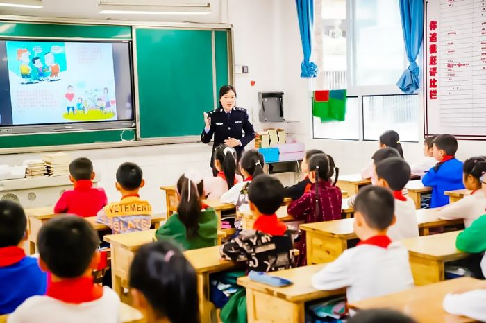 法院干警进学校讲解法律知识。
