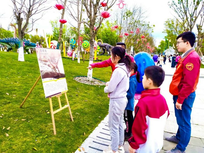 孩子们通过展板了解恐龙知识。
