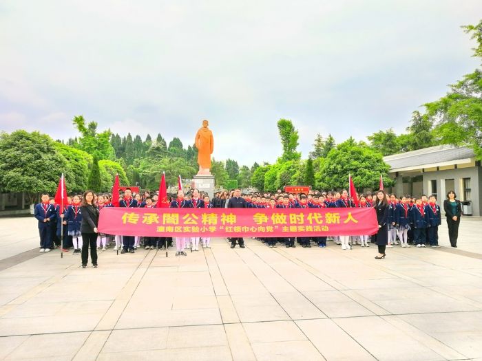 师生在烈士塑像前宣读誓词。
