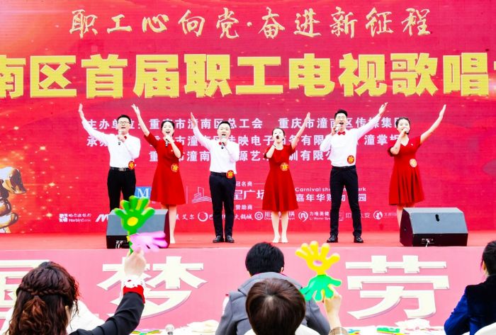 ⑥区中医院合唱《小康时光》。
