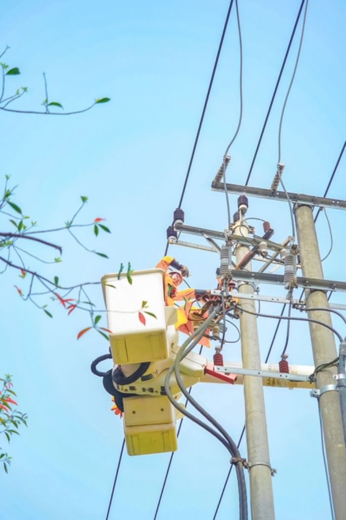 　　▶工人对存在安全隐患的10千伏线路进行更换，消除安全隐患。
